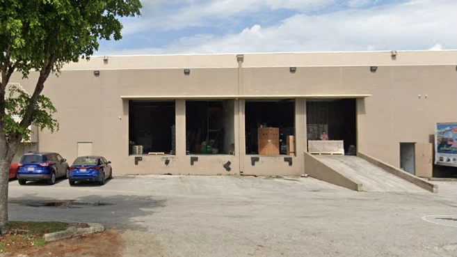 Exterior de una instalación logística con muelles de carga